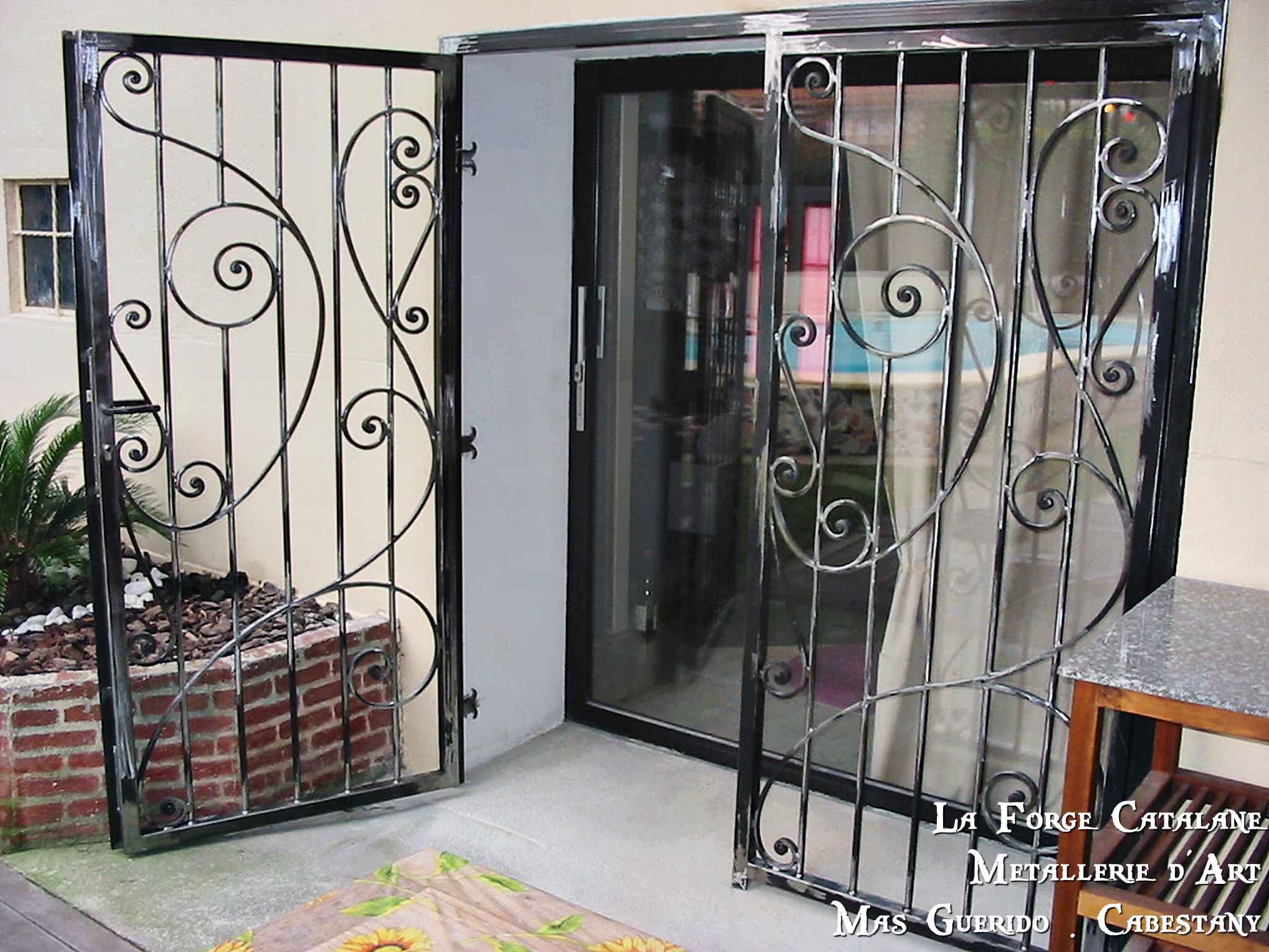 grille articulee 2 vantaux volute symetrie  fer Forge Catalane Cabestany 2.jpg